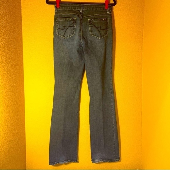 Kenneth COLE Boot Cut Jeans Size 26 Preloved with Some Wear Stretchy Light Denim - Picture 12 of 13